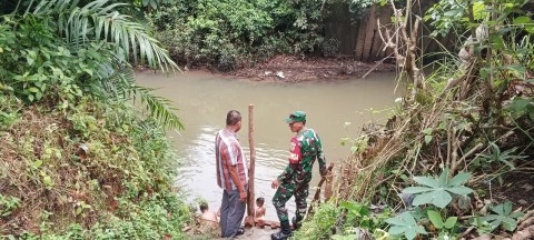 Masih Dalam Suasana Idulfitri, Babinsa Koramil 406-07/Jayaloka Lakukan Pemantauan Sungai Bersama mitra Karib Babinsa