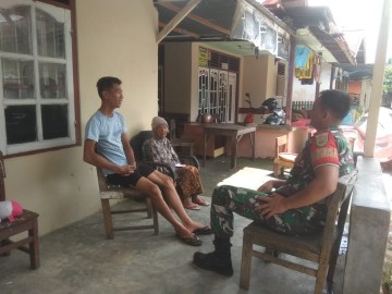 Babinsa Koramil 406-08/Lubuk Linggau Serda Sandy Ajak Warga Jaga Kesehatan dan Keharmonisan