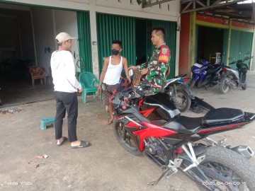 Serda Joni Babinsa Koramil 406-04/Muara Lakitan Jalin Komsos dengan Warga, Ingatkan Keselamatan Berkendara