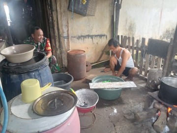 Babinsa Koramil 406-07/Jayaloka Jalin Komsos dengan Warga Desa Rantau Alih