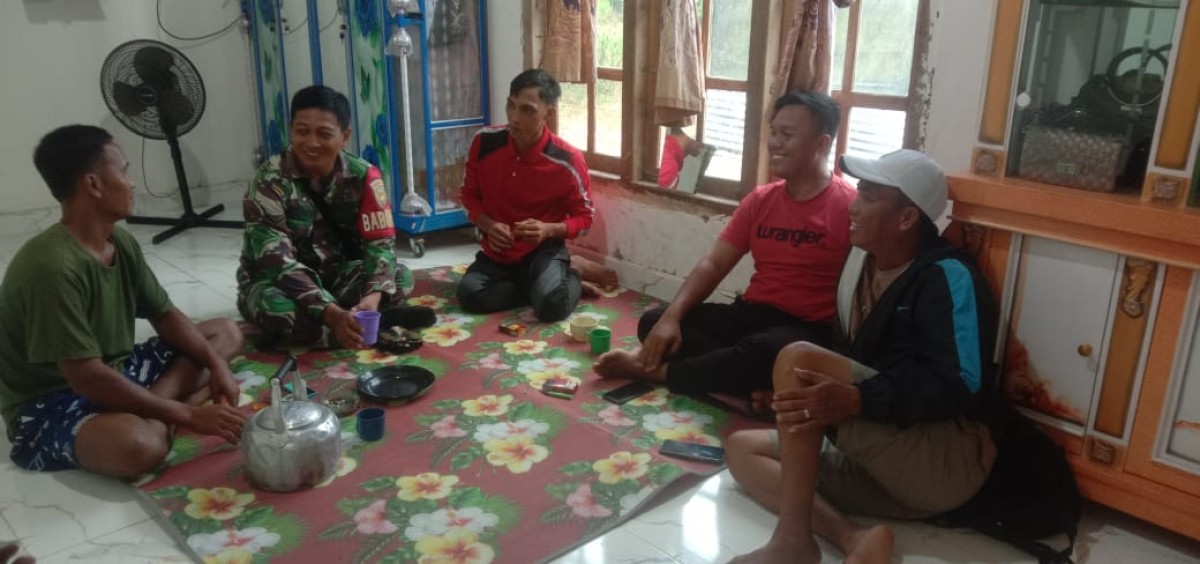 Babinsa Koramil 406-07/Jayaloka Laksanakan Komsos di Desa Margatani