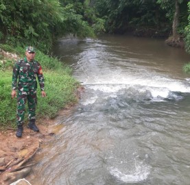 Babinsa Koramil 406-06/Tugumulyo Lakukan Pengecekan Aliran Sungai di Wilayah Rawan Banjir