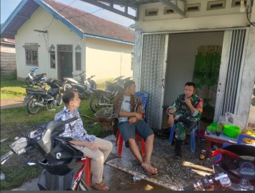 Tingkatkan Kamtibmas di Wilayah, Babinsa Serma Asep Juliansyah Komsos Dengan Warga Binaannya