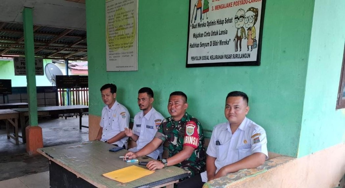 Babinsa Koramil 406-01/Rawas Ulu Laksanakan Komsos di Kantor Kelurahan Pasar Surulangun