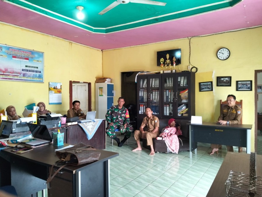 Babinsa Koramil 406-02/Rawas Ilir Laksanakan Komsos Bersama Kades dan Staf Desa Beringin Makmur 2