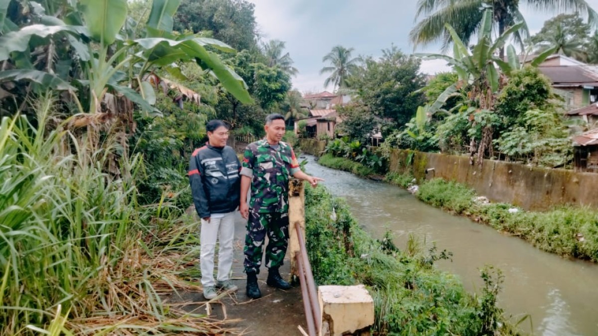 Babinsa Koramil 406-08/Lubuklinggau Pantau Debit Air Sungai dan Ingatkan Warga Jaga Kebersihan Lingkungan