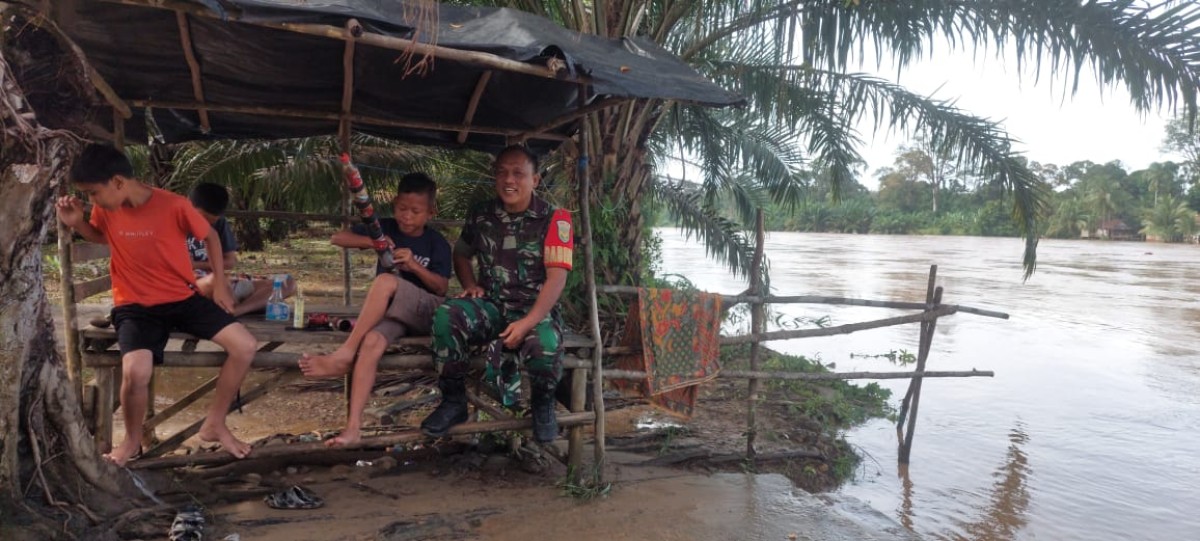 Serka Andi Gustar dari Koramil 406-01/Rawas Ulu Laksanakan Komsos di Desa Remban