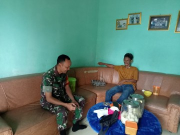 Babinsa Koramil 406-07/Jayaloka Jalin Komsos dengan Warga Desa Rantau Alih