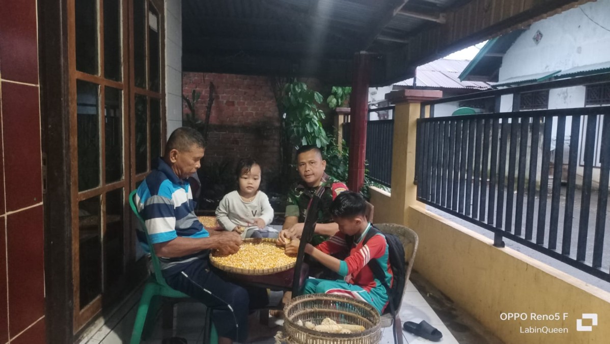 Sertu Juli Hendri Laksanakan Komsos di Desa Maur, Kecamatan Rupit