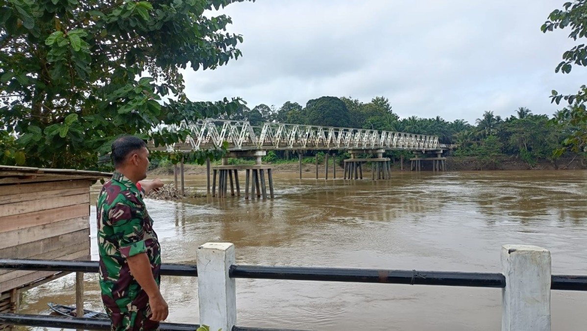 BABINSA KORAMIL 406-04/MUARA LAKITAN LAKUKAN PENGECEKAN DEBIT AIR SUNGAI LAKITAN
