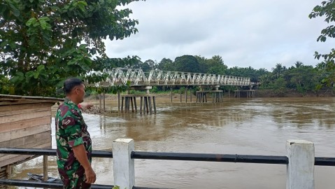 BABINSA KORAMIL 406-04/MUARA LAKITAN LAKUKAN PENGECEKAN DEBIT AIR SUNGAI LAKITAN