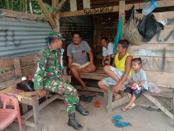 Babinsa Koramil 406-04/Muara Lakitan Jalin Silaturahmi dengan Warga Desa Marga Puspita