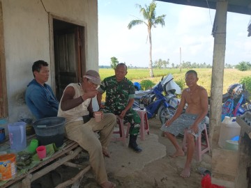 BABINSA KORAMIL 406-10/LUBUK LINGGAU TIMUR KOMSOS BERSAMA PETANI, BAHAS KETAHANAN PANGAN