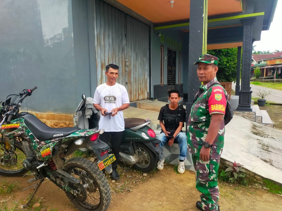 BABINSA KORAMIL 406-09/TERAWAS TINGKATKAN KEDEKATAN DENGAN WARGA MELALUI KOMSOS DAN SILATURAHMI