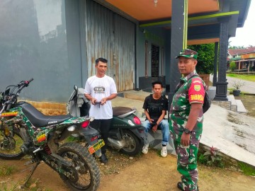 BABINSA KORAMIL 406-09/TERAWAS TINGKATKAN KEDEKATAN DENGAN WARGA MELALUI KOMSOS DAN SILATURAHMI