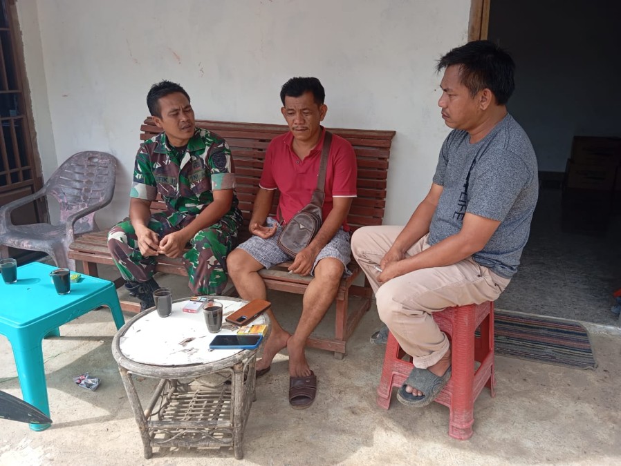 Babinsa Koramil 406-04/Muara Lakitan Jalin Silaturahmi dengan Petani Sawit di Megang Sakti V