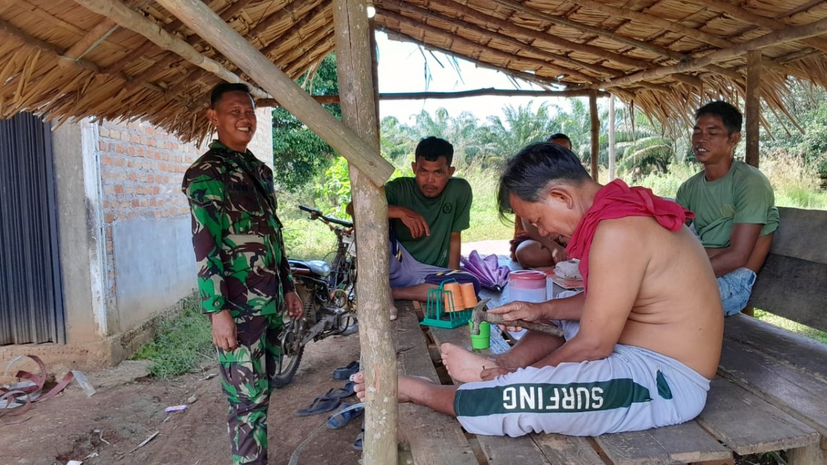 Babinsa Desa Sadu Sambangi Warga di Tempat Peristirahatan, Wujudkan Komunikasi Sosial yang Humanis