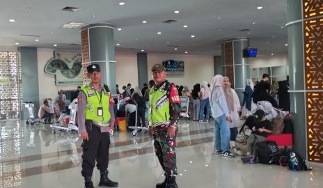 Tingkatkan Keamanan Wilayah Binaan, Babinsa Sertu Martan dan Bhabinkamtibmas Amankan Area Bandara