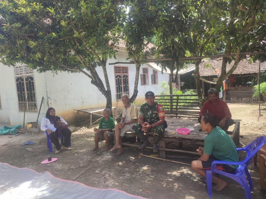 BABINSA KORAMIL 406/09 TRAWAS GELAR KOMSOS DENGAN WARGA DESA SUMBER KARYA UNTUK TINGKATKAN KEAMANAN DAN KENYAMANAN MASYARAKAT