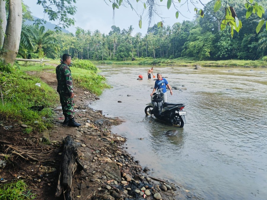Monitoring Arus Sungai Kelingi ,Dan Ingatkan Warga Agar Tetap Waspada