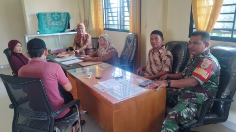 Babinsa Koptu Murtopo Jalin Komunikasi Sosial Bersama Petugas Kelurahan dan Warga