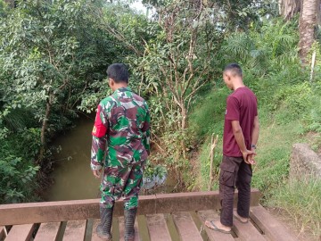 Babinsa Koramil 406-07/Jayaloka Cegah Gulbencal, Serda Yuda Ade Hermawan Lakukan Pengecekan Debit Sungai Temelat