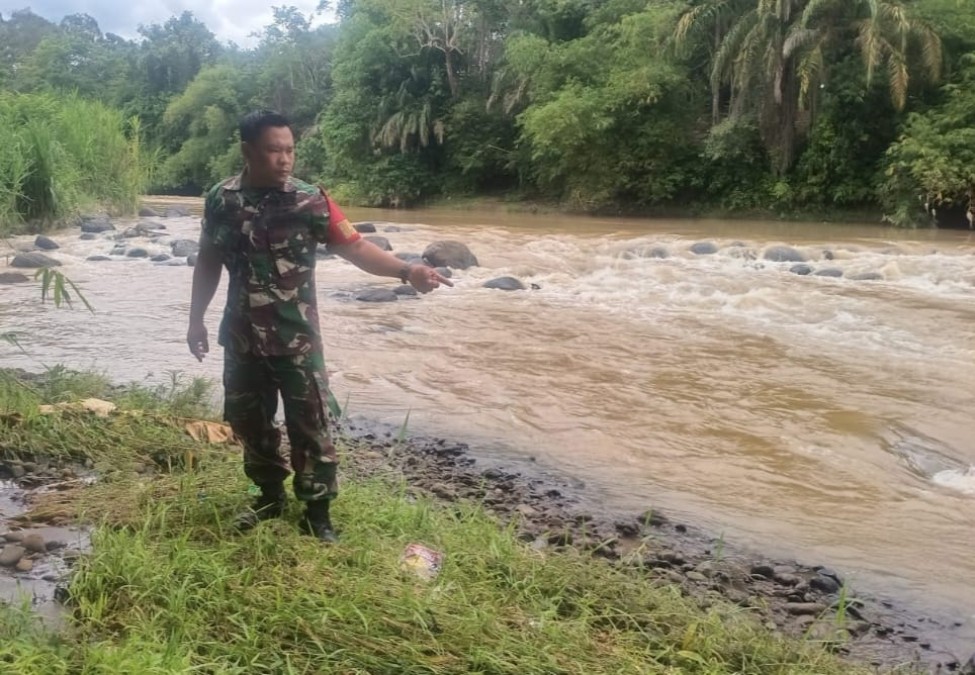 Babinsa Koramil 406-06/Tugumulyo Cegah Gunbencal, Aktif Lakukan Pemantauan Sungai di Desa P2 Purwodadi