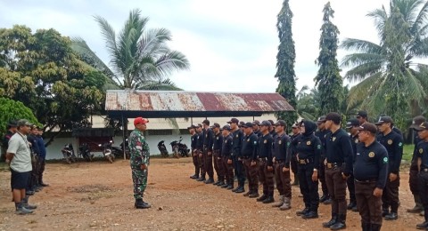 Koptu Hengki Jonson Pimpin Apel Pembinaan Satpam di Perkebunan Sawit Desa Pauh 1