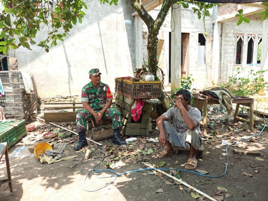 Babinsa Koramil 406-07/Jayaloka Bincang Santai Dengan Salah Satu Warganya