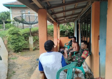 Babinsa Koramil 406-01/Rawas Ulu Laksanakan Komsos Keamanan Lingkungan di Desa Pulau Kidak