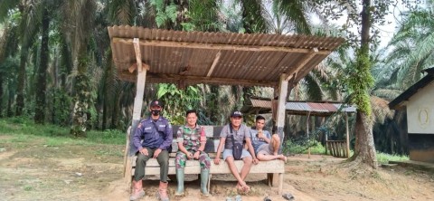 Babinsa Koramil 406-02/Rawas Ilir Ajak Warga Air Bening Selalu Waspada Saat Bekerja