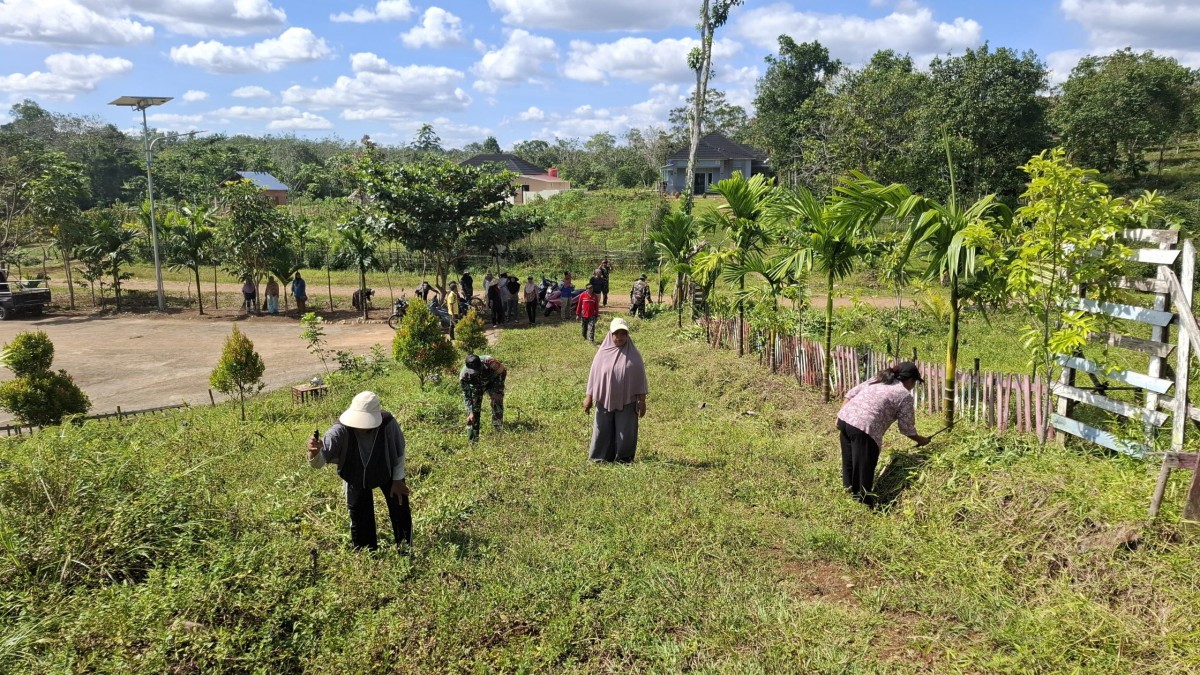 Babinsa Koramil 406-01/Rawas Ulu Laksanakan Gotong Royong di Desa Sungai Baung