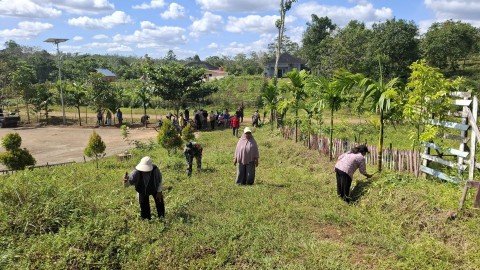 Babinsa Koramil 406-01/Rawas Ulu Laksanakan Gotong Royong di Desa Sungai Baung