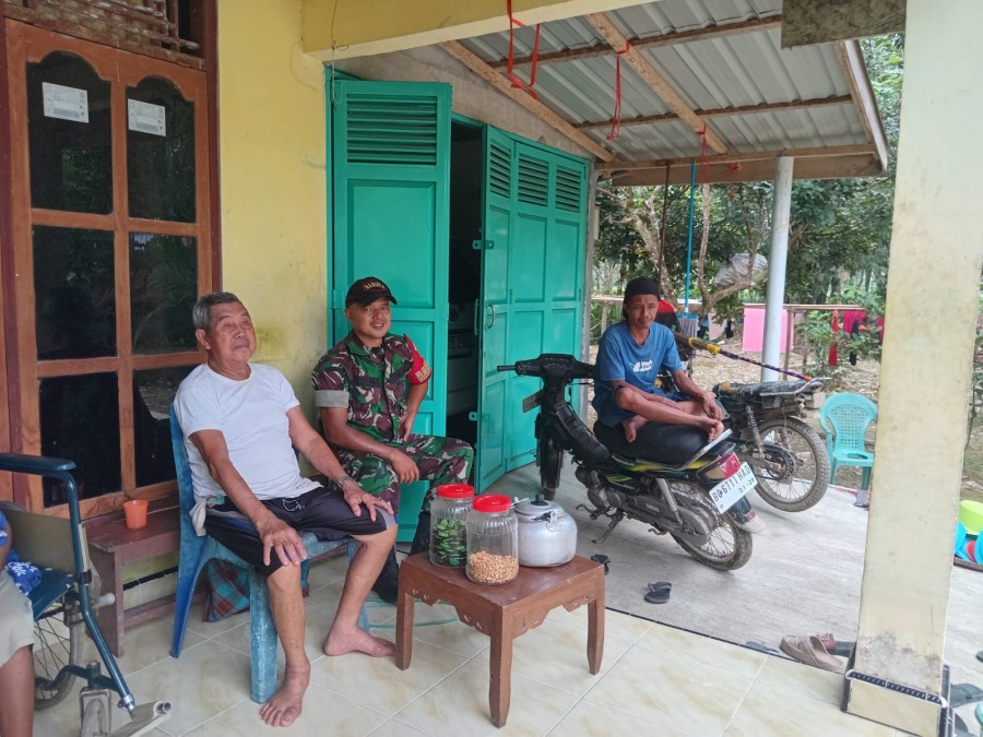 Babinsa Koramil 406-09/Terawas Sosialisasikan Harga Gabah Kering ke Petani di Desa Sukakarya Baru