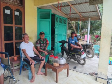 Babinsa Koramil 406-09/Terawas Sosialisasikan Harga Gabah Kering ke Petani di Desa Sukakarya Baru