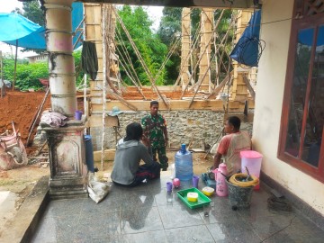 Babinsa Koramil 406-09/Terawas Sosialisasikan Keamanan Lingkungan kepada Warga