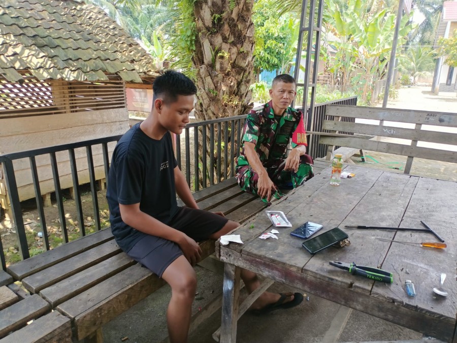 Babinsa Koramil 406-04/Muara Lakitan Jalin Komsos dengan Pemuda Desa Mulyosari, Sosialisasikan Masuk TNI