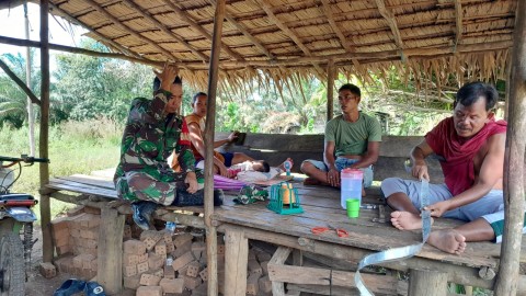 Pentingnya Menjaga Kesehatan, Babinsa Sertu Efrilandi Komsos dengan Warga Sampaikan Pola Hidup Sehat