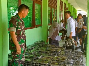 Dalam Rangka Operasional Program Makanan Bergizi Gratis (MBG) Babinsa Dampingi Proses Pendistribusian