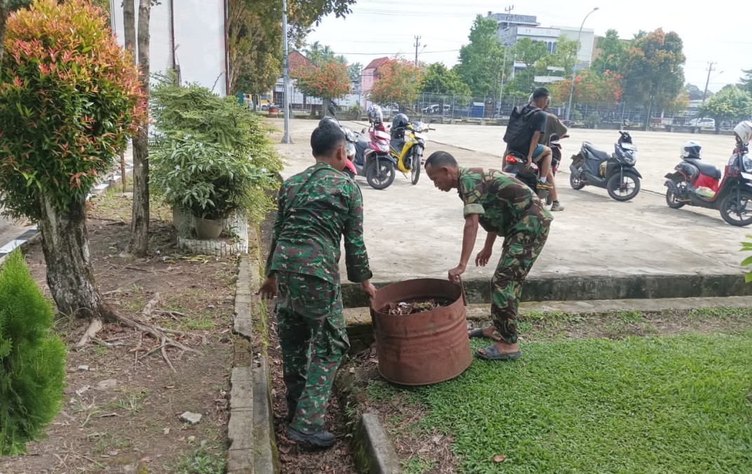 Koramil 406-10/Lubuk Linggau Timur Gelar Kegiatan Pembersihan Lingkungan Kantor Demi Menjaga Kerapian dan Kebersihan