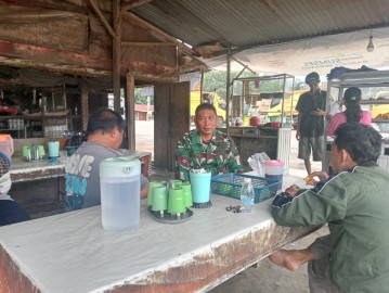 Babinsa Koramil 406-02/Rawas Ilir, Serda Nurkholis, Aktif Laksanakan Komsos Bersama Warga Desa Beringin Sakti