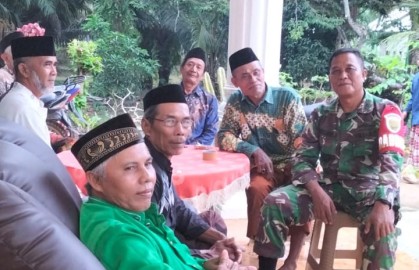 Babinsa Peltu Rohmadani Jalin Silaturahmi Lewat Komsos Usai Acara Pengajian dan Halal Bihalal