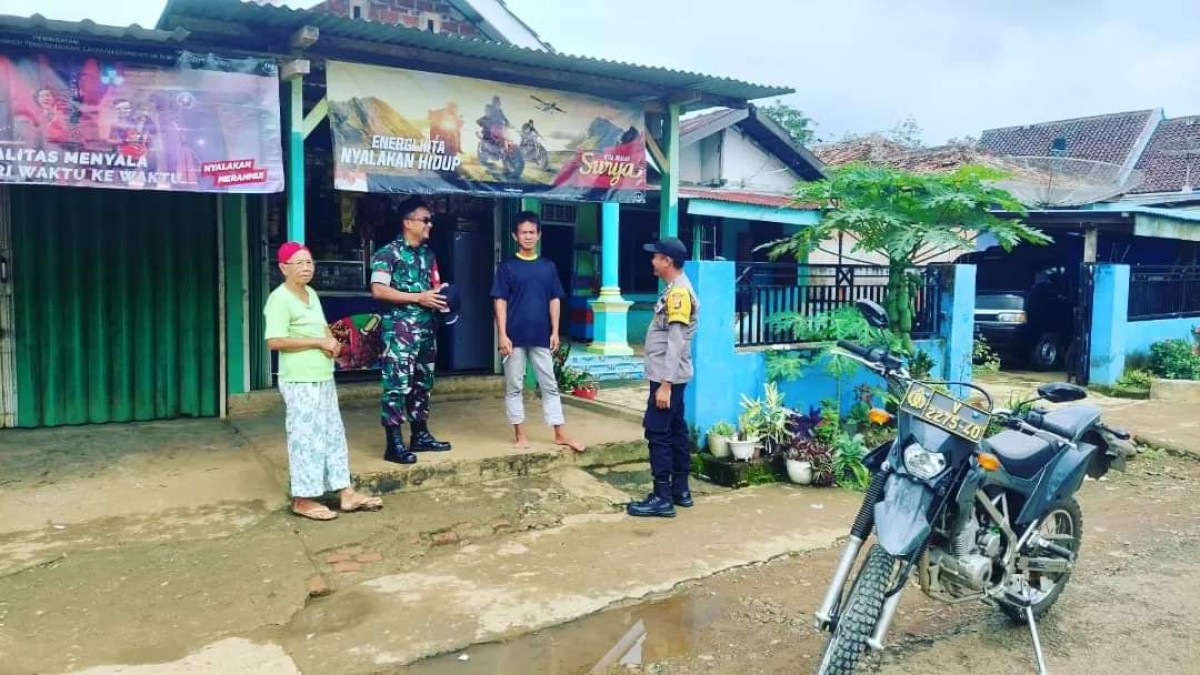 Babinsa dan Bhabinkamtibmas Jalin Komsos dengan Warga Desa Donorejo