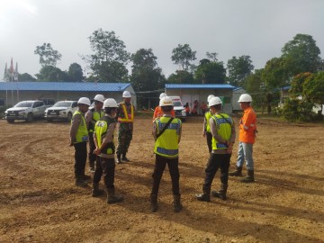 Sertu Okta Hardiansyah Babinsa Koramil 406-02/Rawas Ilir Gelar Komsos dan Pimpin Doa Bersama Karyawan PT BSL