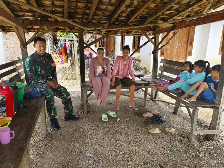 Babinsa Koramil 406-03/Rupit Laksanakan Komsos dengan Warga Karang Waru