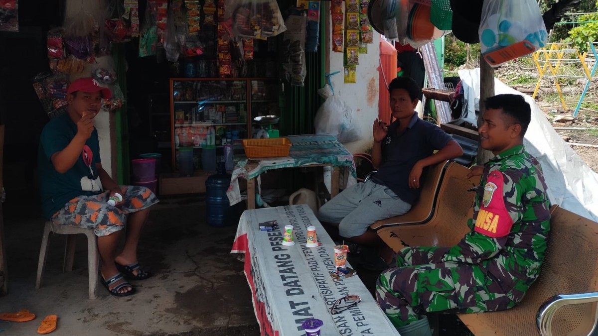 Babinsa Koramil 406-04/Muara Lakitan Jalin Keakraban dengan Warga Desa Pian Raya