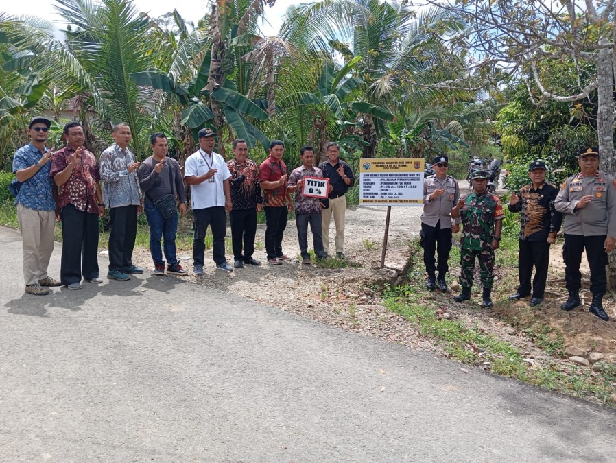 Babinsa Koramil 406-09 Terawas Hadiri Acara Revitalisasi BUMDes dan Titik Nol Pembangunan Jalan Lorong di Desa Kosgoro