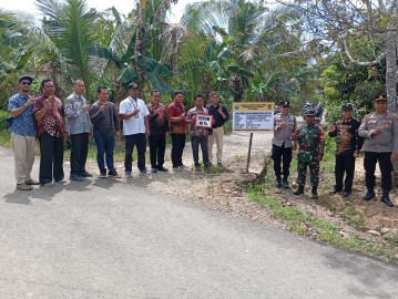 Babinsa Koramil 406-09 Terawas Hadiri Acara Revitalisasi BUMDes dan Titik Nol Pembangunan Jalan Lorong di Desa Kosgoro