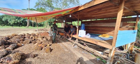 Babinsa Koramil 406-03/Rupit Laksanakan Komsos dengan Warga Desa Embacang Lama