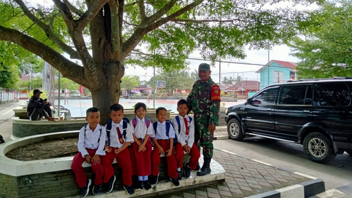 Babinsa Koramil 406-02/Rawas Ilir Berikan Semangat Belajar kepada Siswa SD di Desa Rantau Kadam
